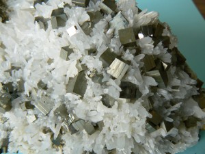 硫化鉱（石英と黄鉄鉱からなる鉱石、鉱石も岩石の一種）