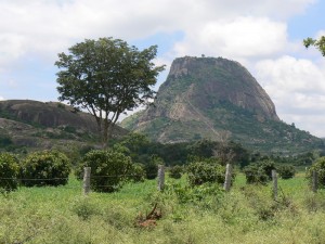 カバールドルガ(Kabbaldurga)の巨大な岩山