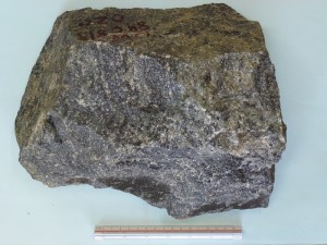 ざくろ石チャーノカイト質片麻岩